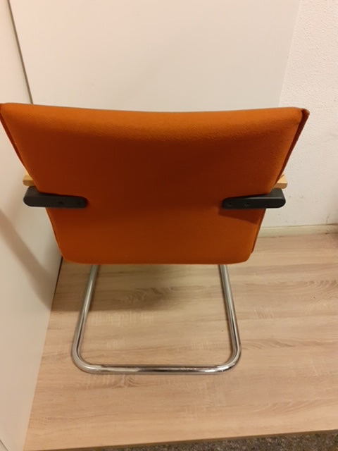 Vergaderstoel bruin Ahrends Slede stoel met chroom frame