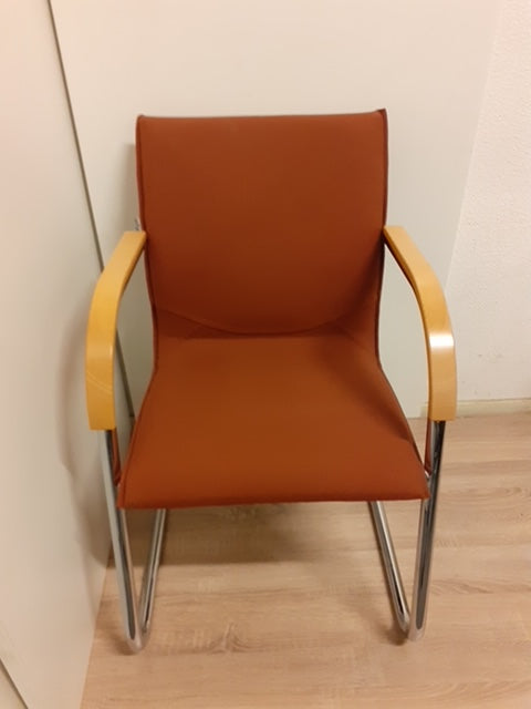 Vergaderstoel bruin Ahrends Slede stoel met chroom frame