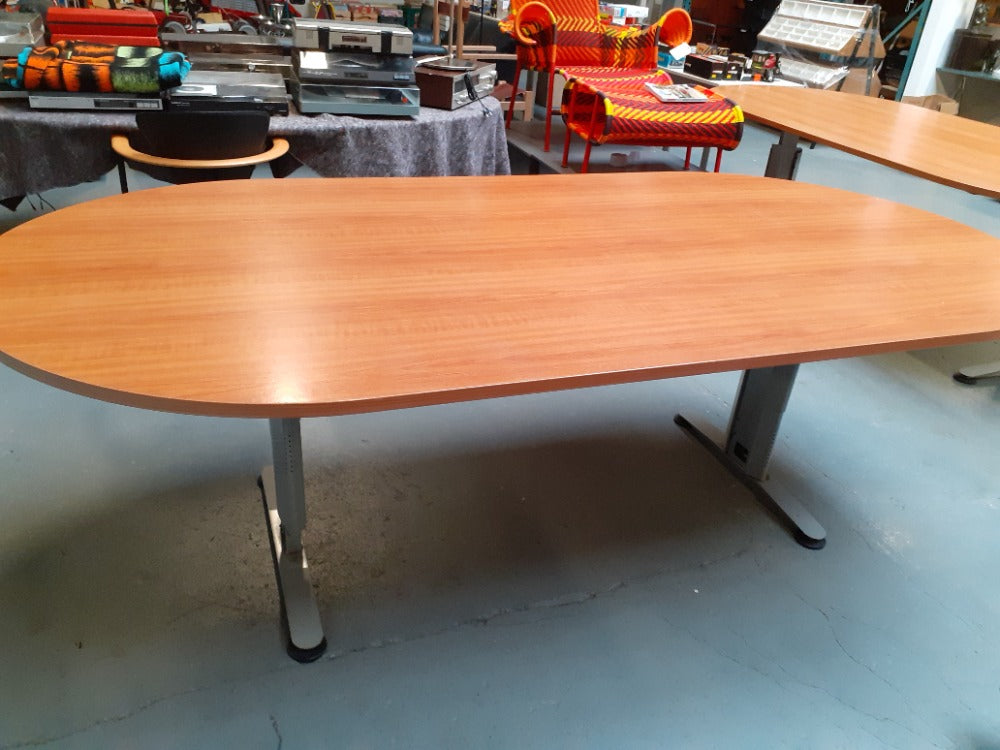 Vergadertafel Ovaal Aluminium T-poot met rood beuken blad afm. 240x120 cm