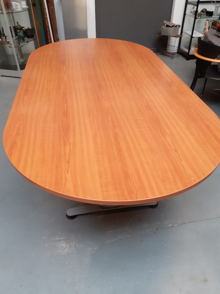 Vergadertafel Ovaal Aluminium T-poot met rood beuken blad afm. 240x120 cm