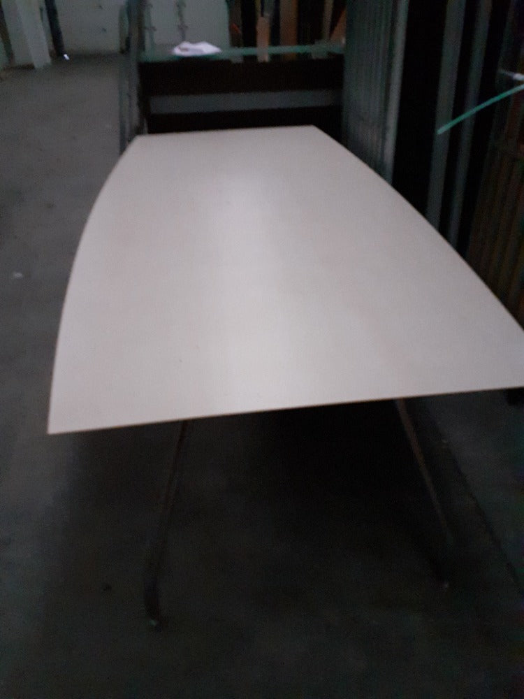Vergadertafel Ton met Chrome poten en Licht hout blad
