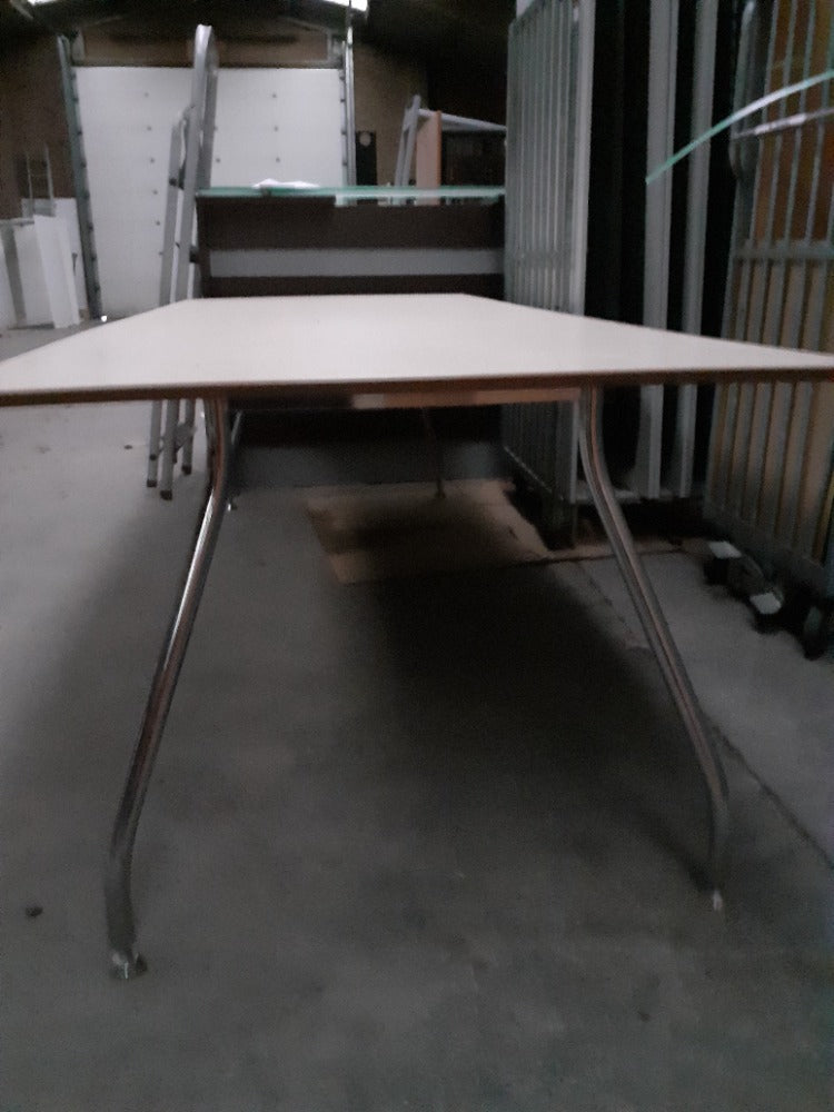 Vergadertafel Ton met Chrome poten en Licht hout blad