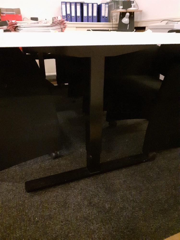 Vergadertafel Ton zwarte T-poot met wit blad