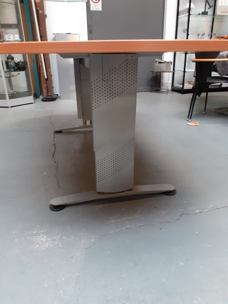 Vergadertafel Ovaal Aluminium T-poot met rood beuken blad afm. 240x120 cm