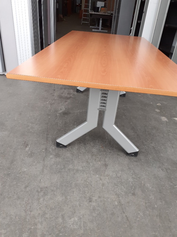 Vergadertafel KEMBO grijs-aluminium met beuken blad
