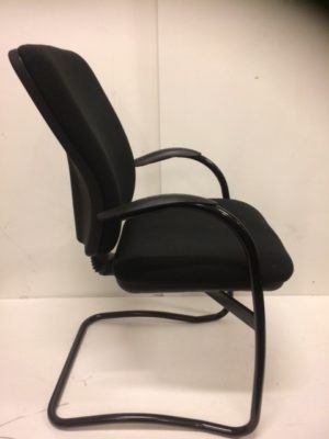 Vergaderstoel sledemodel zwart frame met zwarte stof