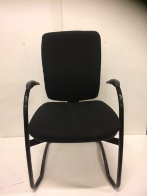 Vergaderstoel sledemodel zwart frame met zwarte stof