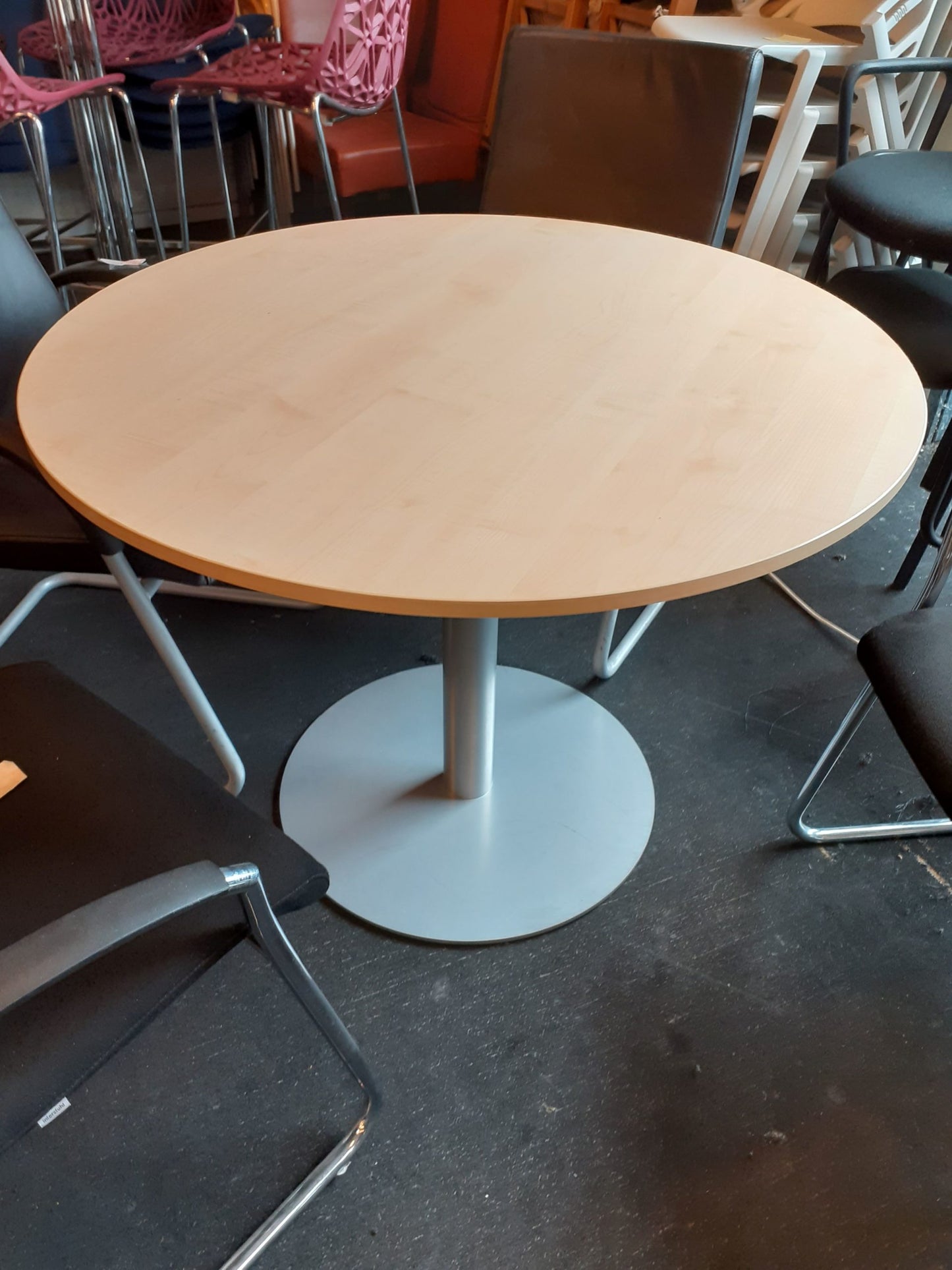 Vergadertafel rond 100