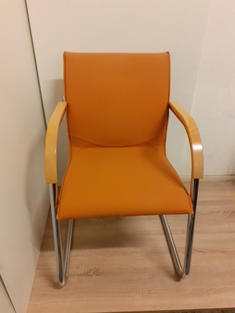 Vergaderstoel oranje Ahrends Slede stoel met chroom frame
